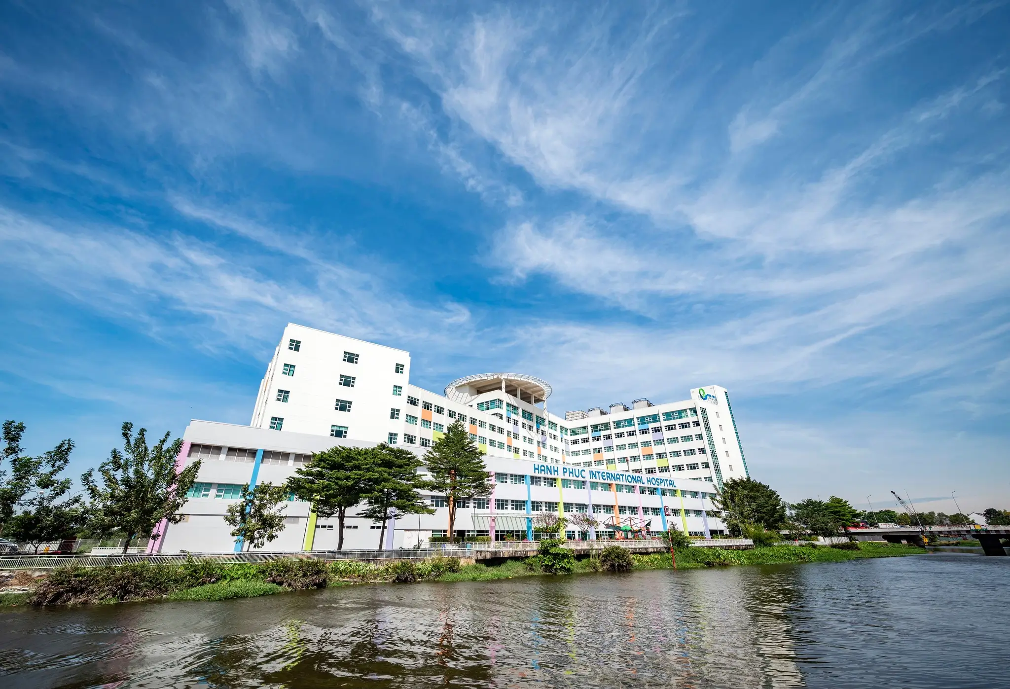 Bệnh viện Quốc tế Hạnh Phúc – tiện ích y tế cao cấp gần dự án The Emerald Garden View.